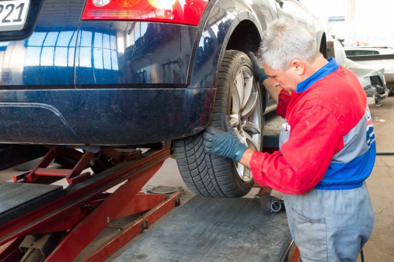 ecommerce-VILLEFRANCHE SUR MER-min_auto_repair_repair_lift_auto_mechanic_work_clothes_master_professional_man_of_the_fold-685629