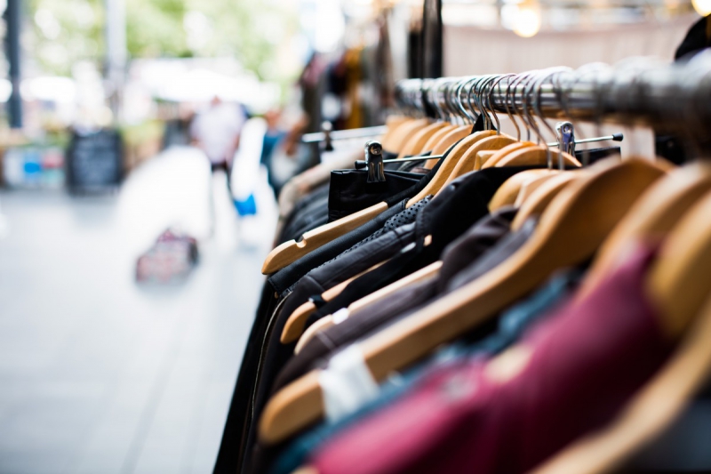 ecommerce-VILLEFRANCHE SUR MER-min_blur_close_up_focus_hanger_jacket_market_people_rack-1176303