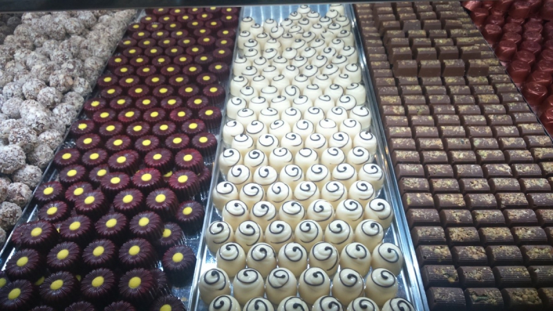 ecommerce-VILLEFRANCHE SUR MER-min_chocolates_milk_chocolate_white_chocolate_truffles_candy_food_treat_cacao-1213769